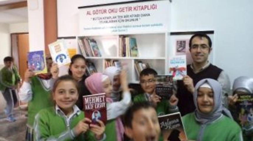 Niğde İmam Hatip Ortaokulu&rsquo;nda &ldquo;al G&ouml;t&uuml;r Oku Getir Kitaplıkları&rdquo;