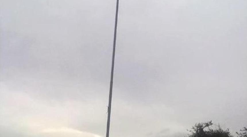 Gurbet&ccedil;iler K&ouml;ylerine Bayrak Diktiler