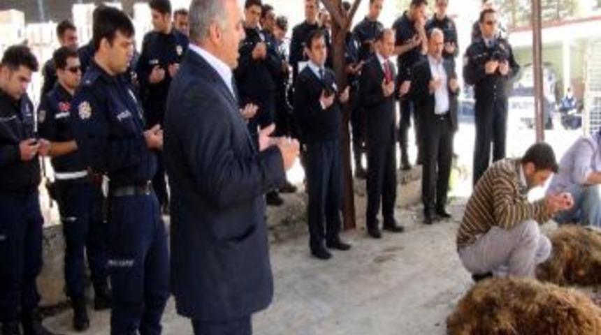 Polisten Kazalara Karşı Kurban Kesimi