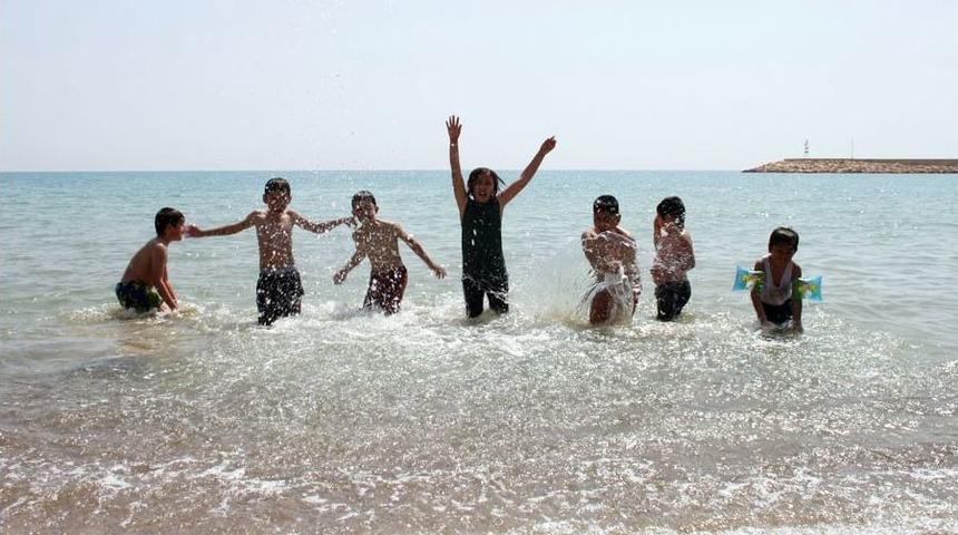 Havalar Isındı &Ccedil;ocuklar Soluğu Denizde Aldı