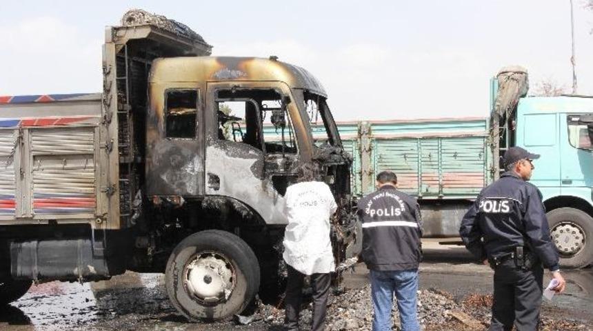 Erzurum&rsquo;da Park Halindeki Kamyon Yandı