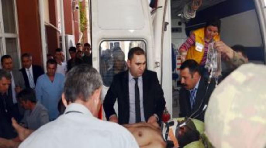 Iğdır'da Askeri Ara&ccedil; Ile Kamyon &Ccedil;arpıştı: 4'&uuml; Ağır 8 Asker Yaralı