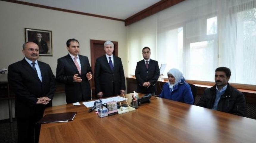 Uşaklı Fedakar Anne Şehitlik Tazminatı İle Maaşını Eğitim İ&ccedil;in Bağışladı