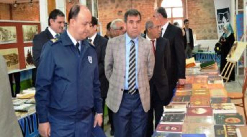 Merzifon'da Kitap Fuarı A&ccedil;ıldı