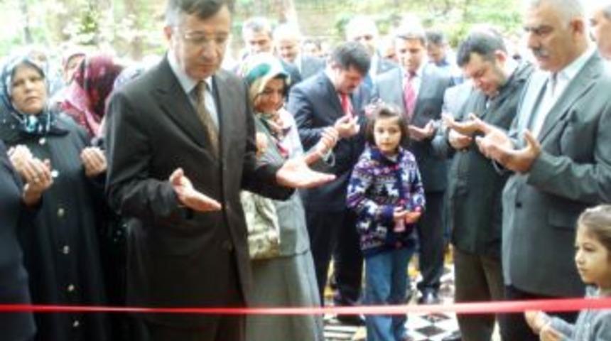 Kemalpaşa Şefkat D&uuml;nyası Derneği &Uuml;niversiteliler I&ccedil;in Kermes D&uuml;zenledi