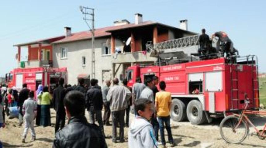 Van'da Yangın &Ccedil;ıktı; 5 Yaşındaki &Ouml;z&uuml;rl&uuml; Fatma Hayatını Kaybetti