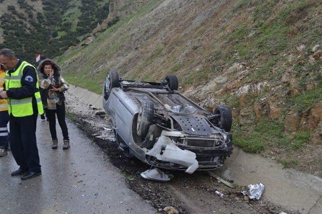 Kula'da Otomobil Takla Attı, 2 Yaralı