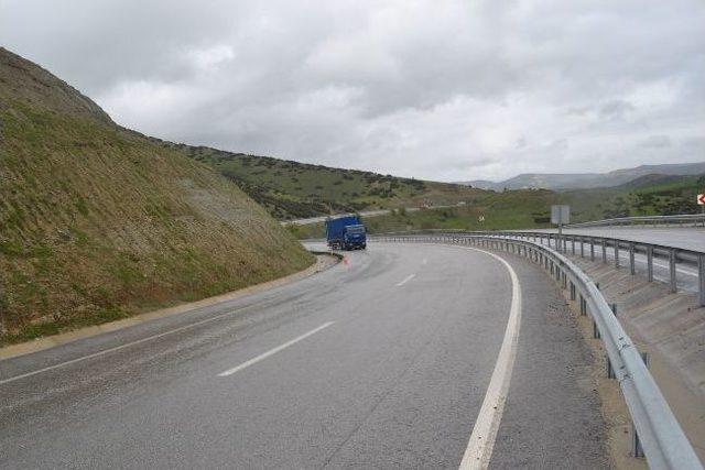 Kula'da Otomobil Takla Attı, 2 Yaralı