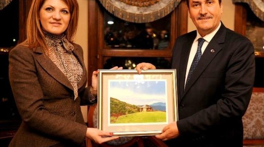 S&uuml;mb&uuml;ll&uuml; Bah&ccedil;e&rsquo;de Kardeşlik Yemeği