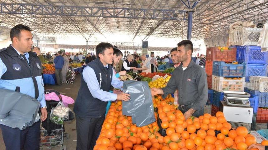 Antalya Konyaaltı'nda Pazar Yeri Esnafına &Ccedil;&ouml;p Poşeti Dağıtılıyor