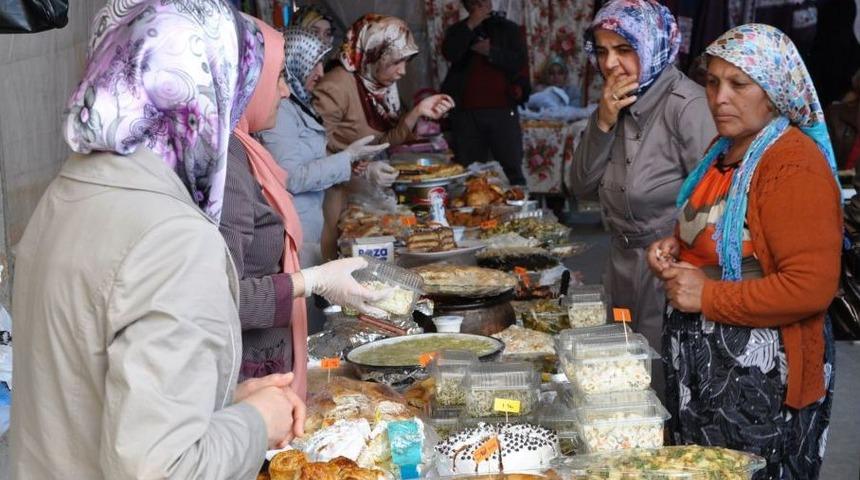 Ev Hanımlarından &Ouml;ğrenciler Yararına Kermes