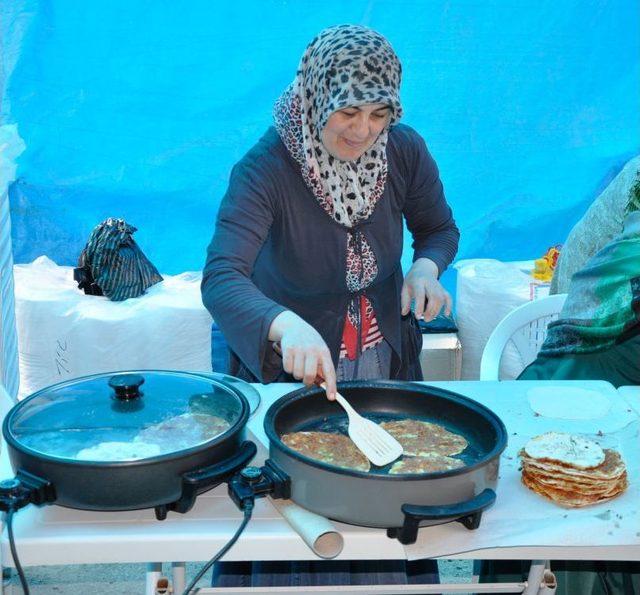 Ev Hanımlarından Öğrenciler Yararına Kermes