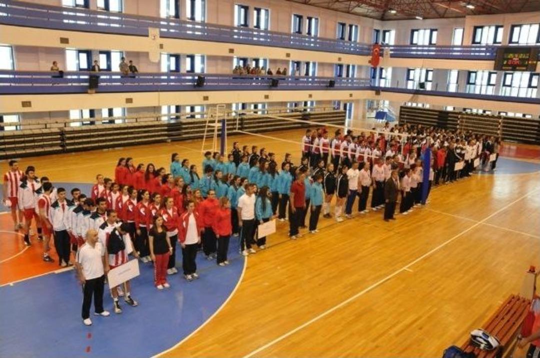&Uuml;niversitelerarası Voleybol M&uuml;sabakaları Om&uuml;&rsquo;de Başladı
