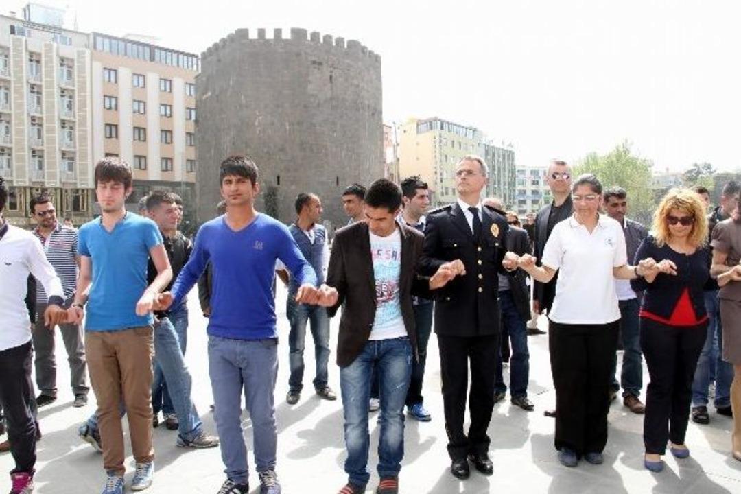 Diyarbakır Emniyet M&uuml;d&uuml;r&uuml; G&uuml;ven, Vatandaşlarla Halay &Ccedil;ekti