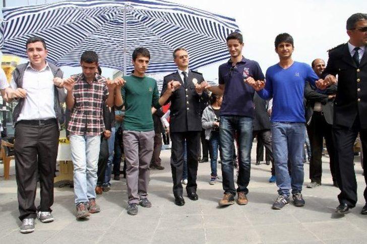 Diyarbakır Emniyet Müdürü Güven, Vatandaşlarla Halay Çekti G3