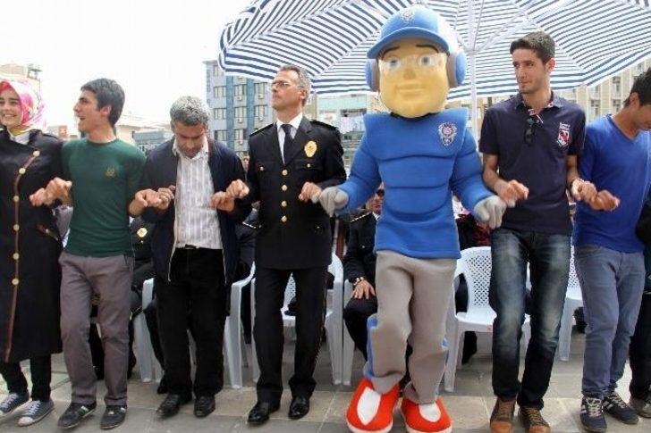 Diyarbakır Emniyet Müdürü Güven, Vatandaşlarla Halay Çekti G4