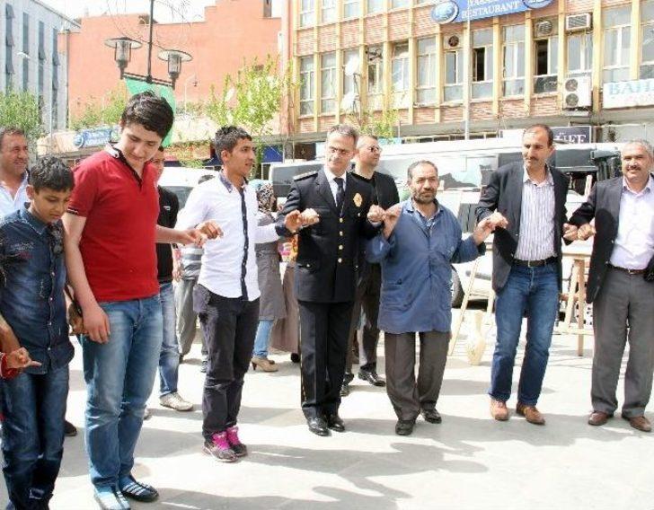 Diyarbakır Emniyet Müdürü Güven, Vatandaşlarla Halay Çekti G5