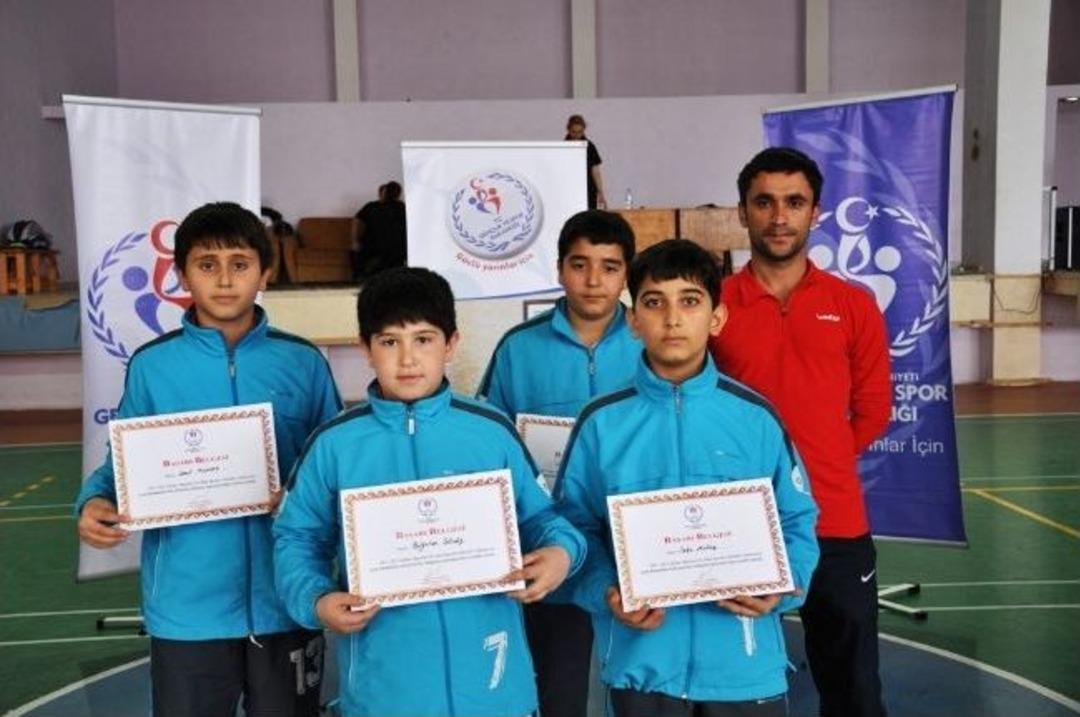 K&uuml;&ccedil;&uuml;k Badmintoncular Kupalarını Aldı