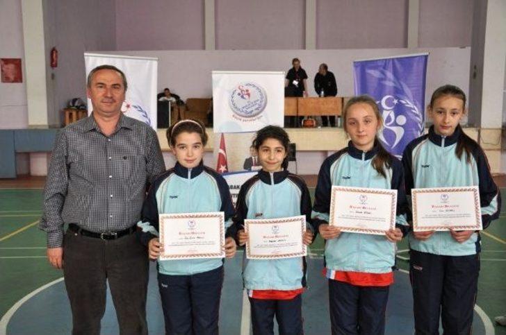 Küçük Badmintoncular Kupalarını Aldı G3