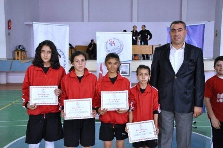 Küçük Badmintoncular Kupalarını Aldı G4