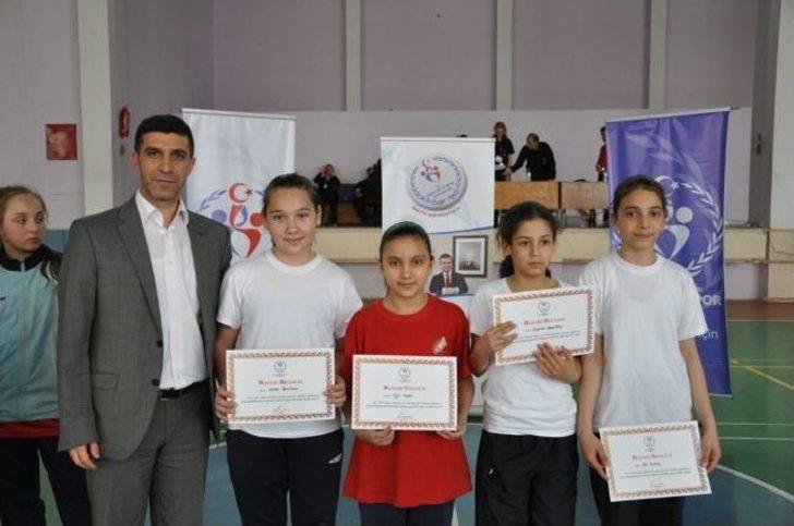 Küçük Badmintoncular Kupalarını Aldı G5