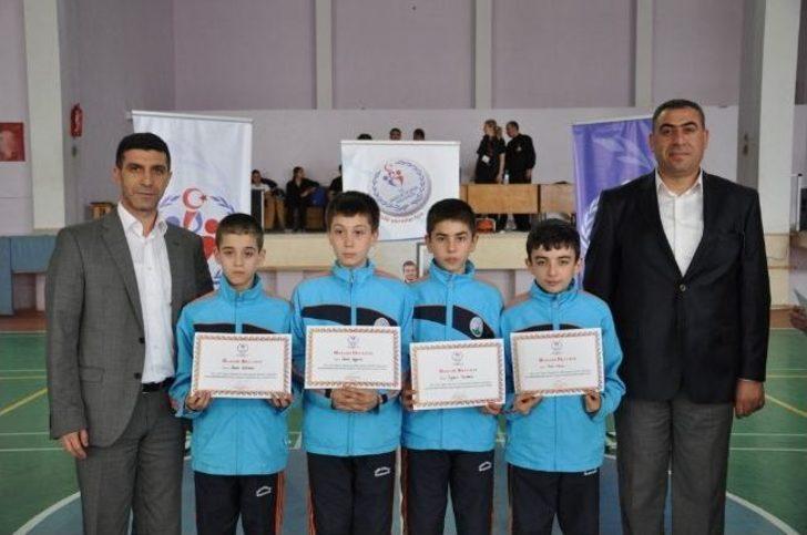 Küçük Badmintoncular Kupalarını Aldı G1