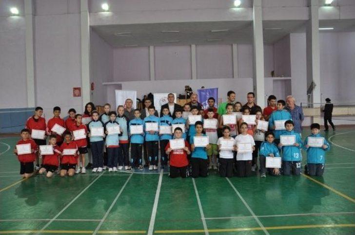 Küçük Badmintoncular Kupalarını Aldı G2