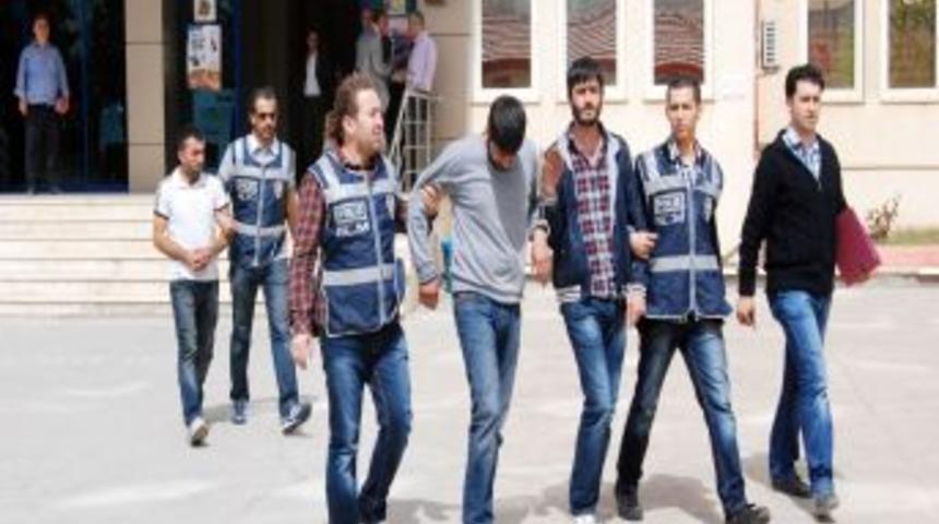 Yakalanacaklarını Anlayınca Esrar Dolu Aracı Kilitleyip Ka&ccedil;tılar