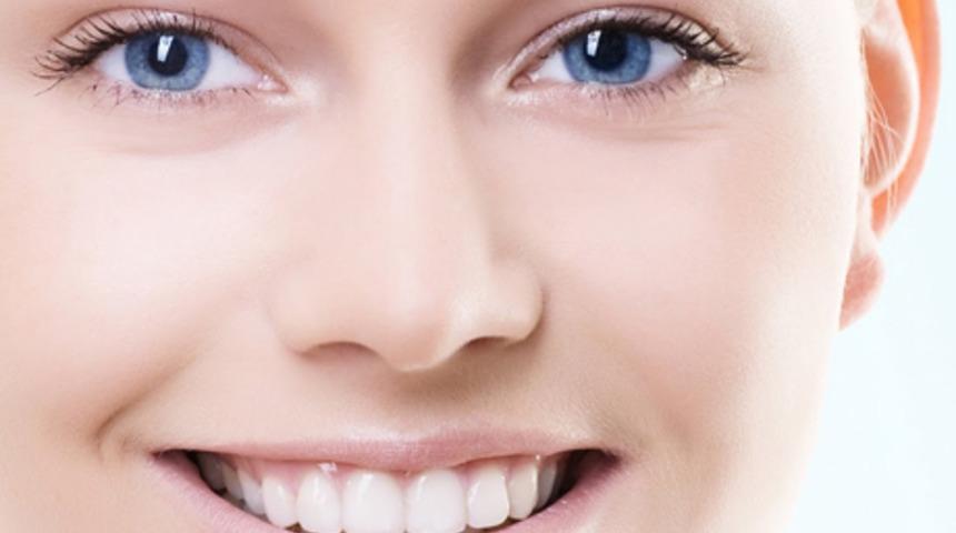 En doğal g&ouml;r&uuml;n&uuml;ml&uuml; dişler Zirkonyum ile m&uuml;mk&uuml;n