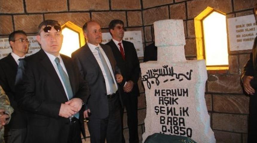 Vali Azizoğlu Aşıkşenlik&rsquo;in Kabrini Ziyaret Etti