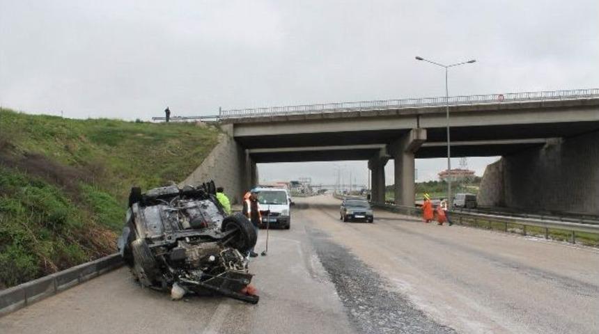 Bursa'da K&ouml;pr&uuml;den U&ccedil;an Otomobil Yandı: 4 Yaralı