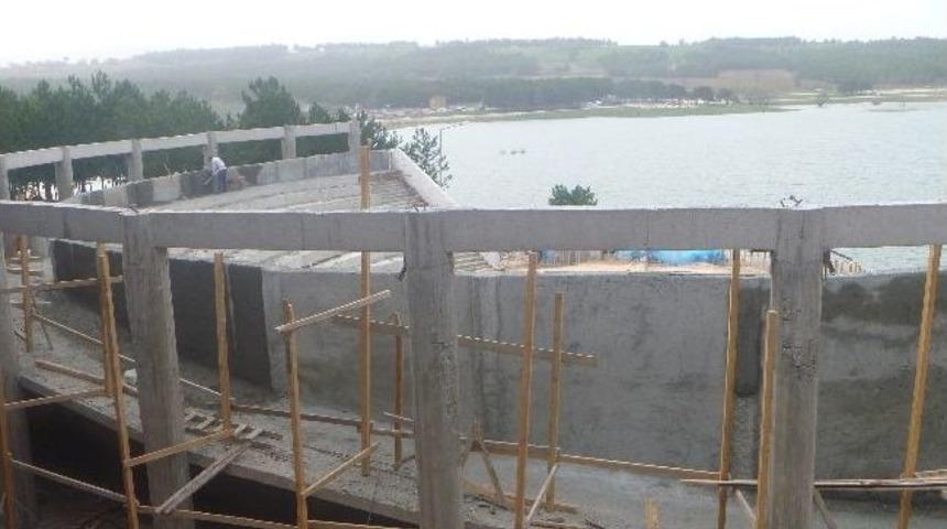 Bilecik'te Pelit&ouml;z&uuml; G&ouml;leti Manzaralı Amfi Tiyatro Yapımı S&uuml;r&uuml;yor