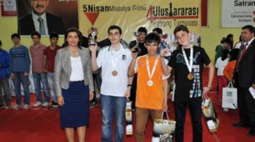 Kahramanmaraş&rsquo;ta 8 &Uuml;lkeden 600 Sporcu Ile Satran&ccedil; Şov Yapıldı