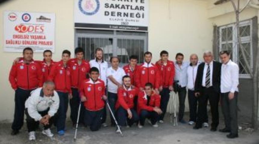 Engelli Futbolcular'dan Sakatlar Derneğine Ziyaret