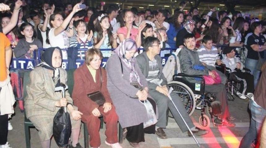 Engellilere Ve Başarılı &Ouml;ğrencilere Konser