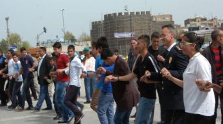 Diyarbakır&rsquo;da &Ouml;zlenen Tablo: Polis Halk Birlikte Halay &Ccedil;ekti