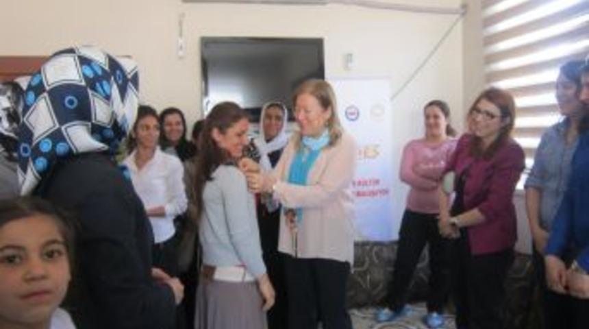 Mardin Valisi'nin Eşi Ayvaz, Derik&rsquo;te Kadınlarla Buluştu
