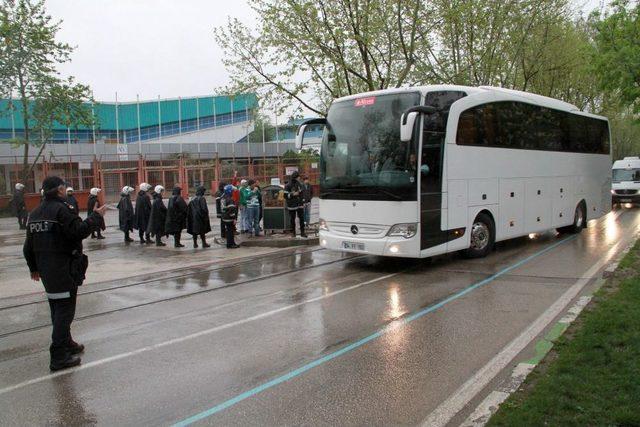 Beşiktaş, Geniş Güvenlik Önlemleri Içinde Stada Geldi