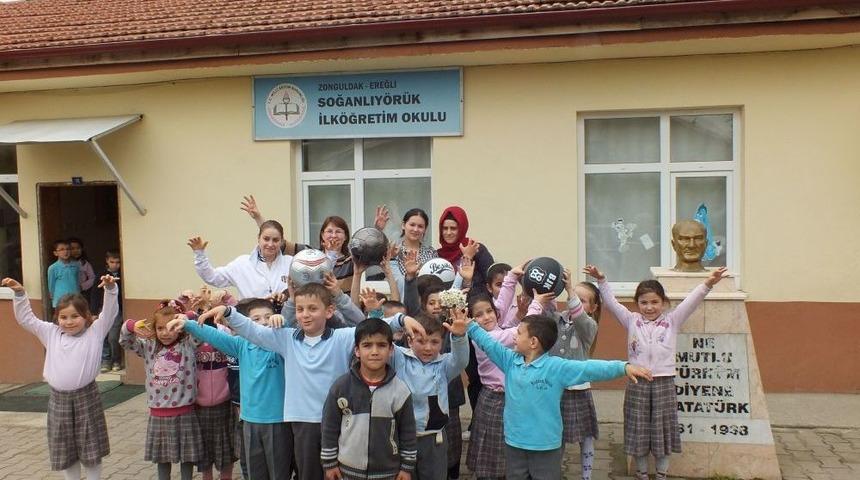 BJK Taraftarları Derneği Kadın Kolları &Ouml;ğrencilere Top Hediye Etti