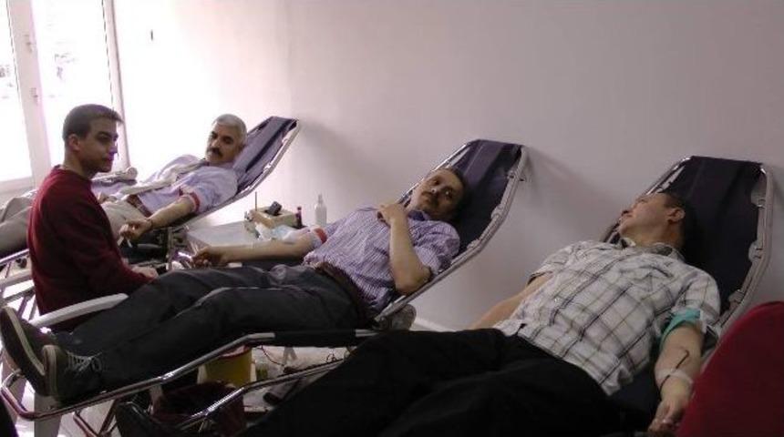 &Ccedil;orum Polisinden Kan Bağışı