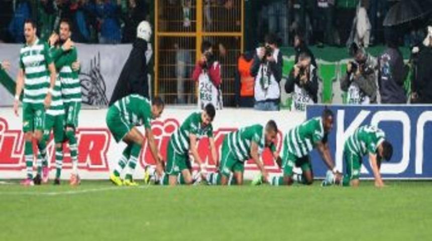 Bursasporlu Futbolcuların Galibiyet Sevinci