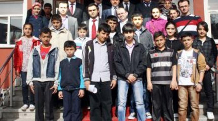 Ağrı Milli Eğitim M&uuml;d&uuml;r&uuml;, Mucitleri Van&rsquo;a Uğurladı
