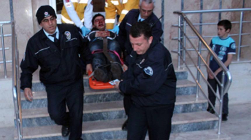 Tacizciyi dövüp tavana astılar