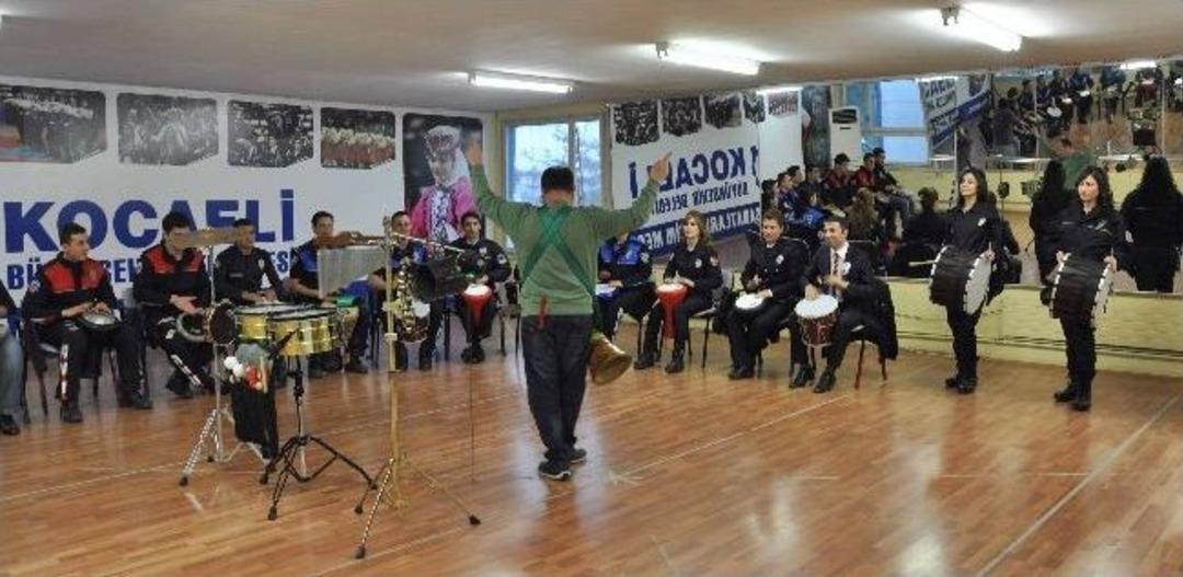 Polislerden Oluşan Perk&uuml;syon Grubu