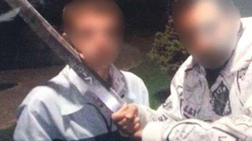 Oğlunun başını kılı&ccedil;la kesmeye &ccedil;alışanı &ouml;ld&uuml;rd&uuml;