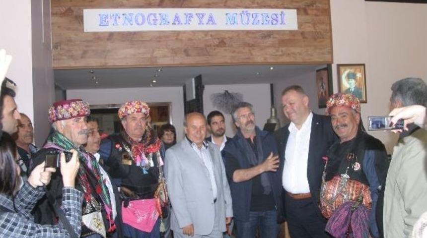 &Ouml;demişli Ressam Kasap, S&ouml;ke'de Sergi A&ccedil;tı