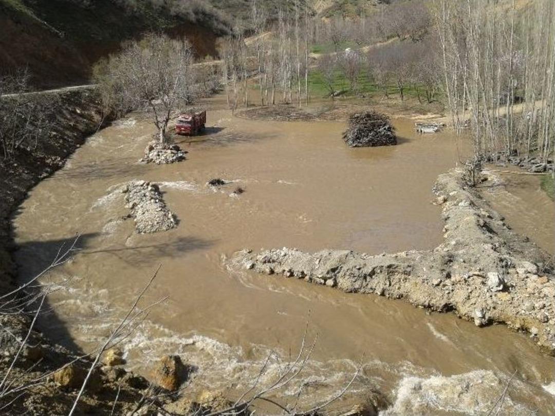 Nehir Taştı, Bağ Ve Bah&ccedil;eler Zarar G&ouml;rd&uuml;