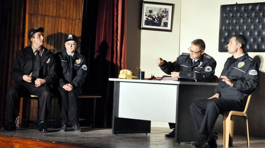 Polislerden G&ouml;z Dolduran Sahne Performansı