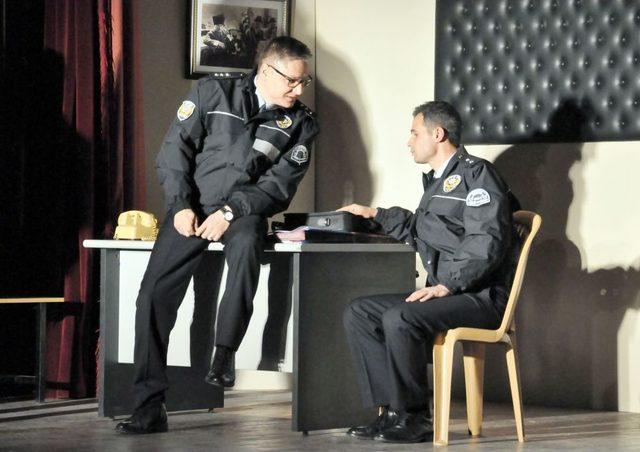 Polislerden Göz Dolduran Sahne Performansı