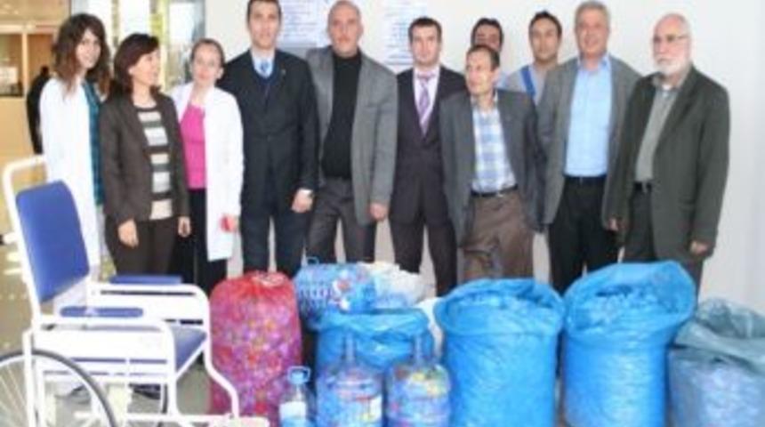 &Uuml;niversite &Ccedil;alışanları 150 Kilogram Mavi Kapak Topladı
